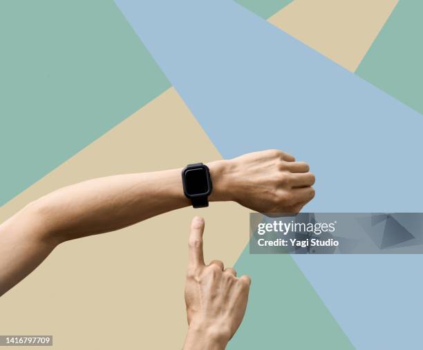 man using a smart watch - montre connectée photos et images de collection