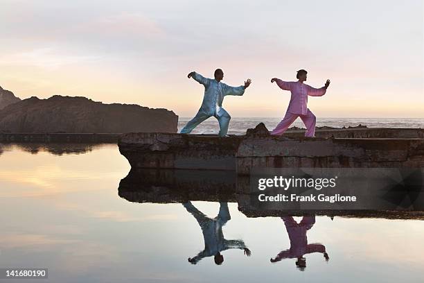 man and woman practicing tai chi. - taijiquan bildbanksfoton och bilder