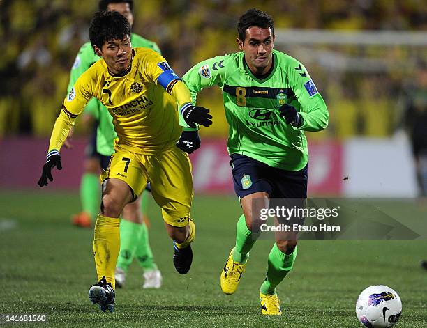 Oliveira Junior Eninho of Jeonbuk Hyundai Motors and Hidekazu Otani of Kashiwa Reysol compete for the ball during the AFC Champions League group H...