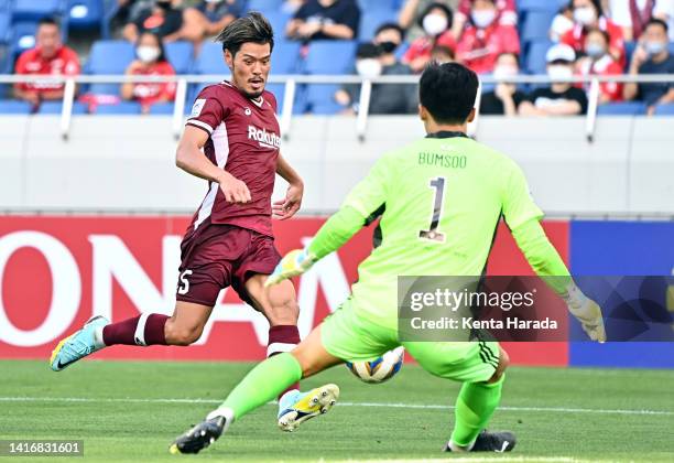 Hotaru Yamaguchi of Vissel Kobe in action during the AFC Champions League quarter final between Vissel Kobe and Jeonbuk Hyundai Motors at Saitama...