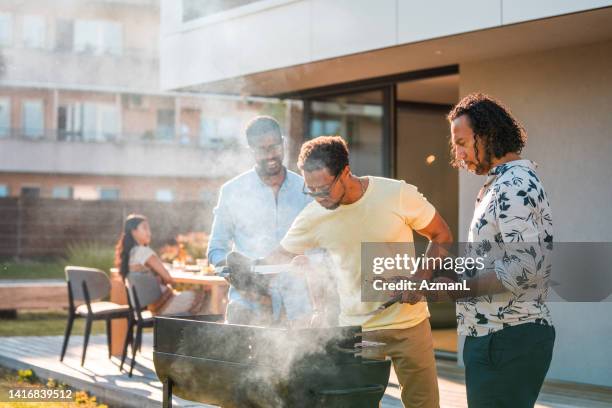 perfekter tag für einen grilltag - backyard barbecue stock-fotos und bilder