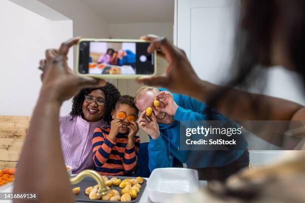smile for the camera - family photo shoot stock pictures, royalty-free photos & images