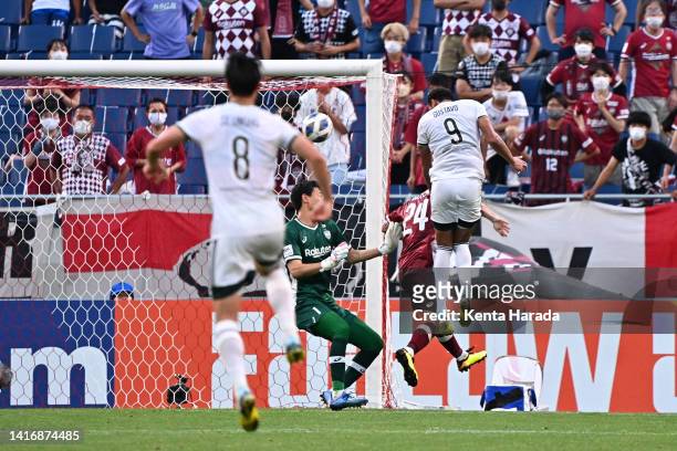 Gustavo of Jeonbuk Hyundai Motors heads to score his side's second goal during the AFC Champions League quarter final between Vissel Kobe and Jeonbuk...