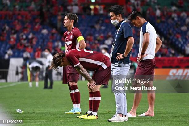 Hotaru Yamaguchi, Gotoku Sakai, head coach Takayuki Yoshida and Tomoaki Makino of Vissel Kobe show dejection after their 1-3 defeat in the AFC...