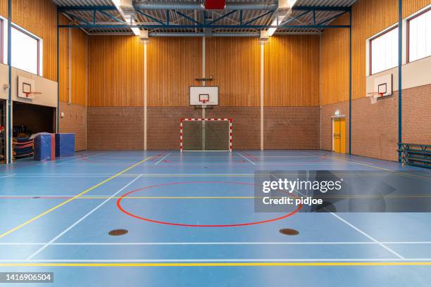 gimnasio escolar - goal sports equipment fotografías e imágenes de stock