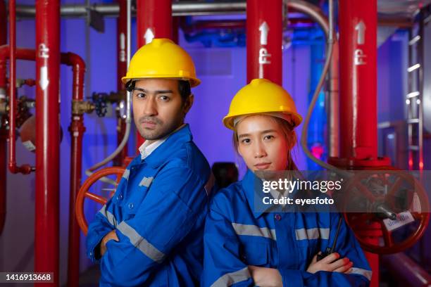 der ingenieur arbeitet im kontrollraum. - wasserpumpanlage stock-fotos und bilder