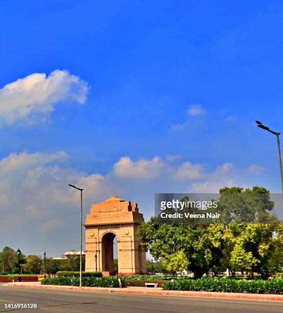 the india gate and the canopy against blue sky and clouds/new delhi/india - india gate new delhi stock pictures, royalty-free photos & images