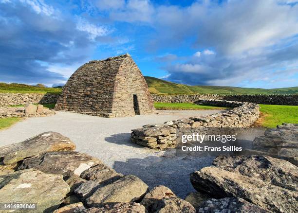 gallarus oratory, ring of dingle, ireland - dingle bay stock pictures, royalty-free photos & images