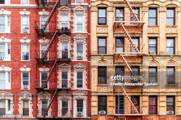 apartment buildings in greenwich village, new york city, usa - greenwich village fotografías e imágenes de stock