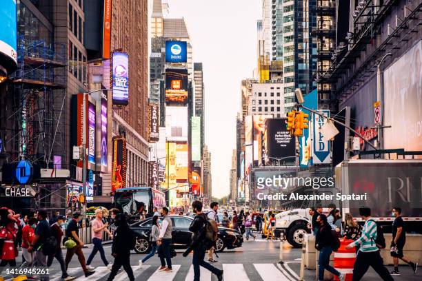 crowds of people and busy traffic on times square, new york city, usa - times square manhattan new york stockfoto's en -beelden