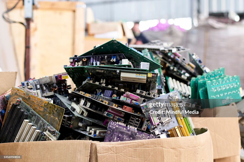 Caixas de papelão cheias de placas-mãe obsoletas