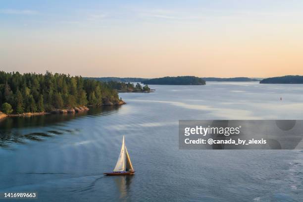 segelboot in schweden - baltikum stock-fotos und bilder