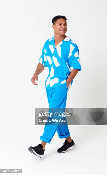 fashionable man walking with hands in pocket - one young man only photos et images de collection