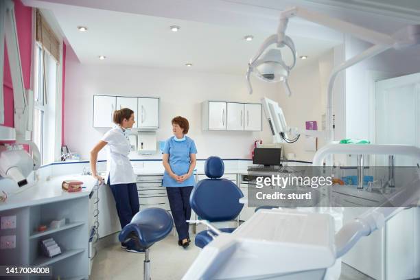 dental team waiting for patient - dentist stock pictures, royalty-free photos & images