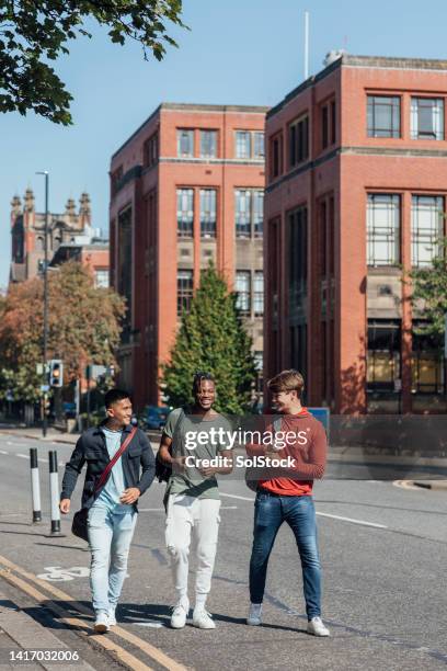 a healthy way to commute - só homens jovens imagens e fotografias de stock