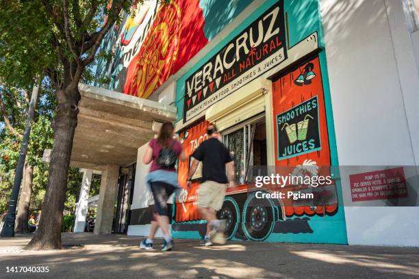 bunte geschäfte und cafés in der south congress street in austin texas usa - business south america stock-fotos und bilder