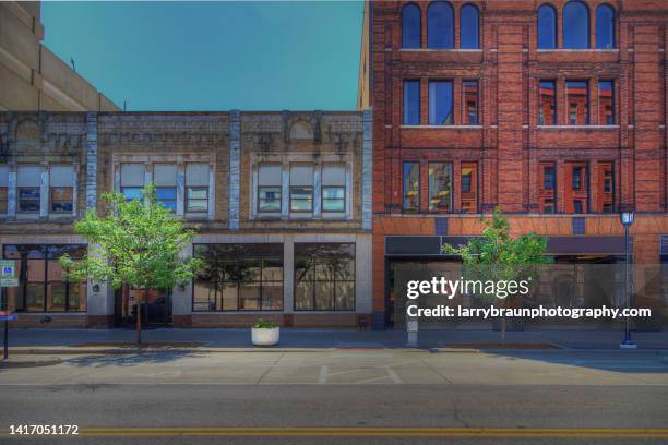 facades along 300 block of 3rd avenue - cedar rapids stock pictures, royalty-free photos & images