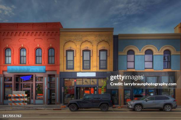 facades downtown fargo north dakota - fargo dakota del norte fotografías e imágenes de stock