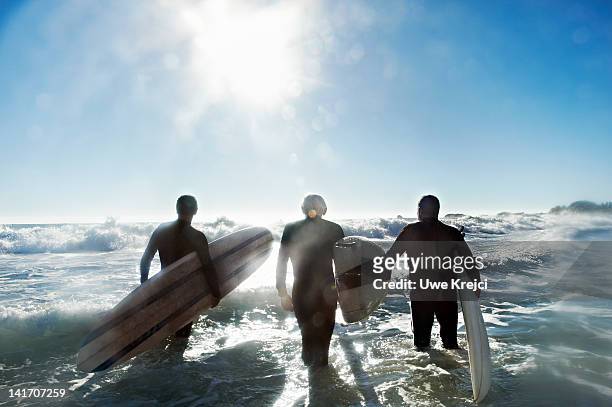 surfer on beach - group adventure foto e immagini stock