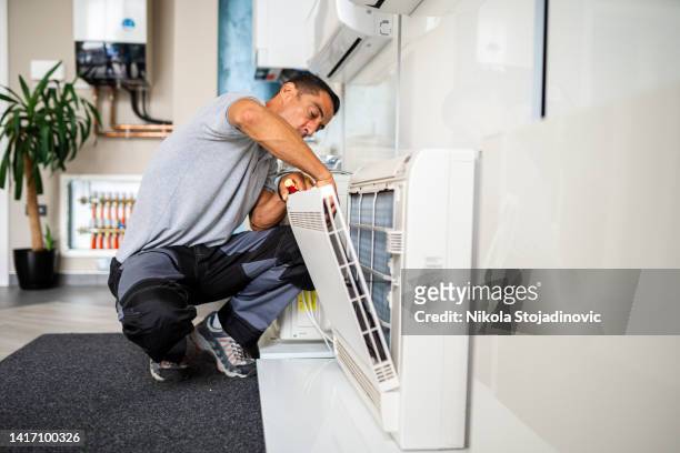 technician cleaning air conditioner filter - luftkonditioneringsanläggning bildbanksfoton och bilder