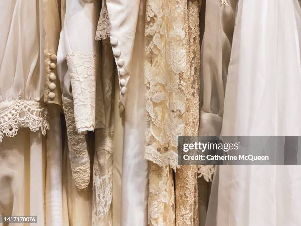 rack of vintage wedding dresses - dentelle en matière textile photos et images de collection
