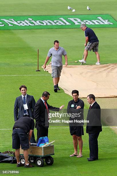 To R, Shane Bond, Simon Doull, New Zealand captain Ross Taylor and Craig McMillan talk during a delay in play on day one of the Third Test match...
