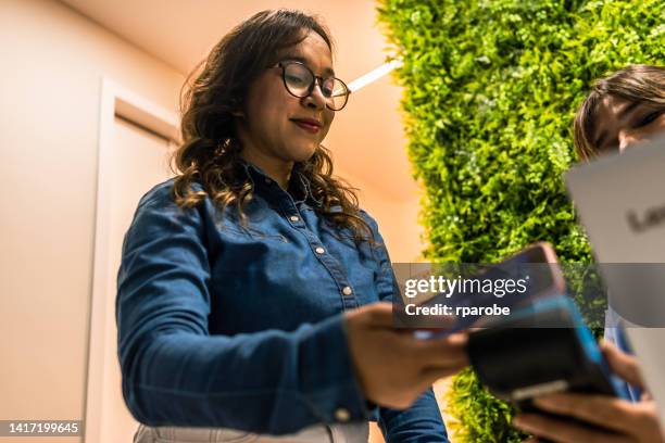 pay by mobile phone - dichterbij komen stockfoto's en -beelden