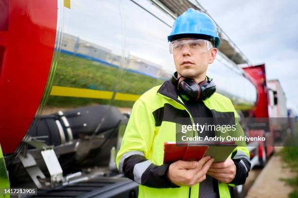 inspecting truck - fuel storage tank stock-fotos und bilder