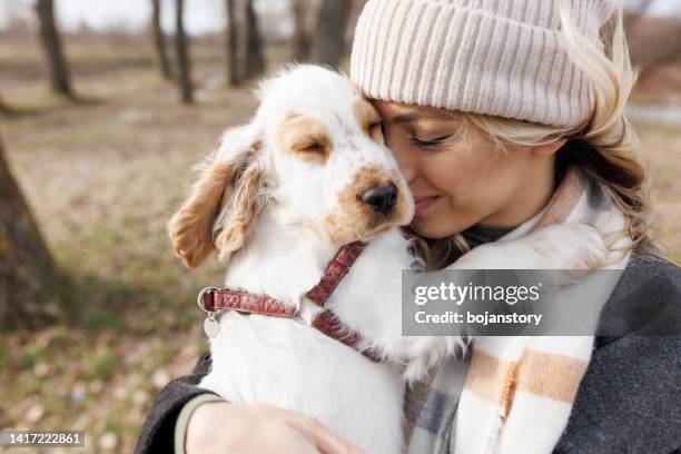 carrying with love - alleen één jonge vrouw stockfoto's en -beelden