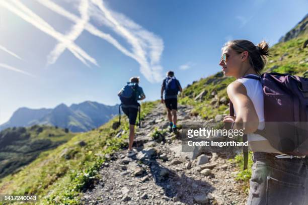 jugendliche wandern im hochgebirge österreichs (alpen, vorarlberg) - wandern stock-fotos und bilder
