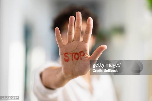 stopp! - stopp geste stock-fotos und bilder