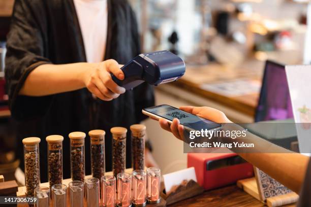 use pos machine to scan the code to pay at the cafe - paypal fotografías e imágenes de stock