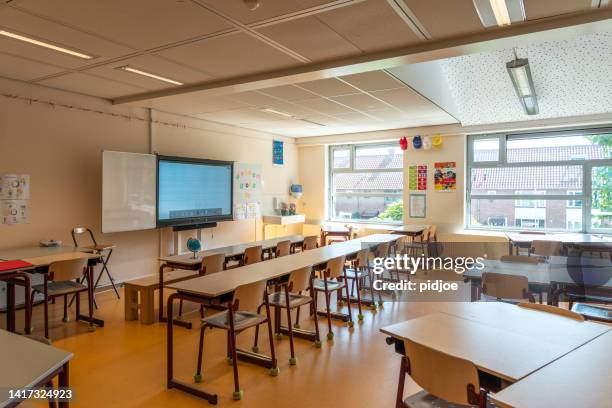 empty classroom in a elementary school.. - classroom stock pictures, royalty-free photos & images