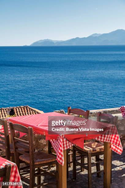outdoor table in a greek taverna - monemvasia 個照片及圖片檔