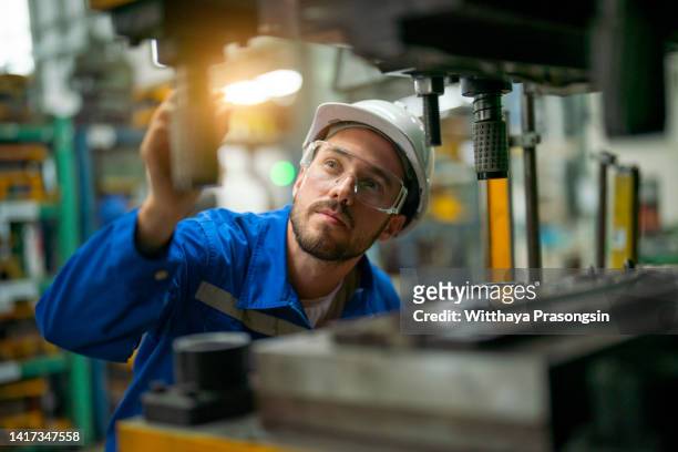 worker in factory - maschinenteil stock-fotos und bilder