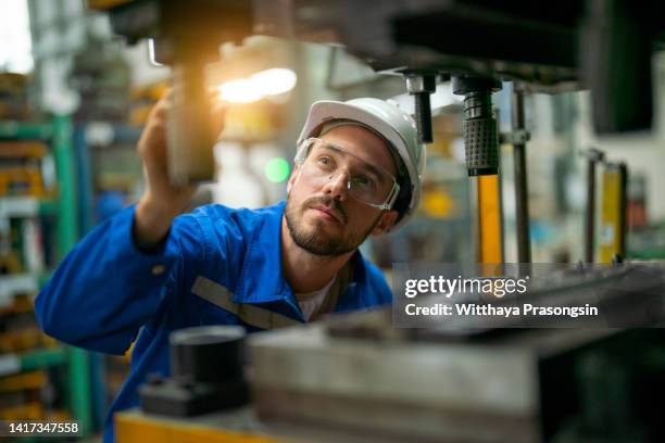 worker in factory - manufacturing machinery stock pictures, royalty-free photos & images