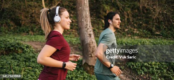 a young couple jogging - spring racing 個照片及圖片檔