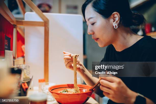 573点のラーメン 食べるのストックフォト Getty Images