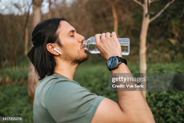 athlete drinking water - man drinking water stock pictures, royalty-free photos & images