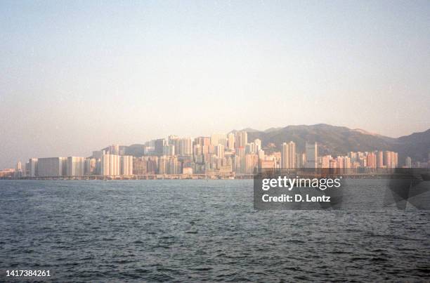 1980s hong kong skyline at sunset - 1970 office stock pictures, royalty-free photos & images