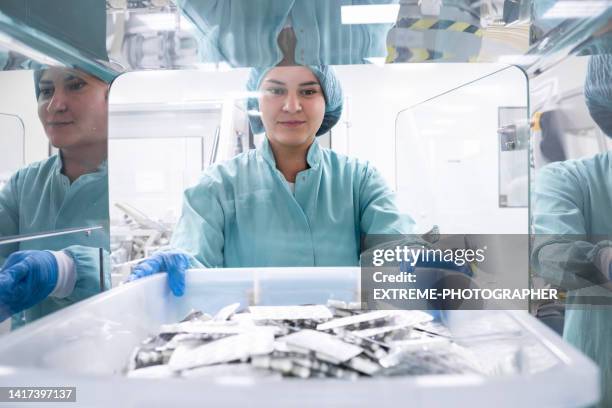 impiegato farmaceutico visto tenere in mano una scatola con numerosi blister in una stanza speciale - apparecchiatura medica foto e immagini stock