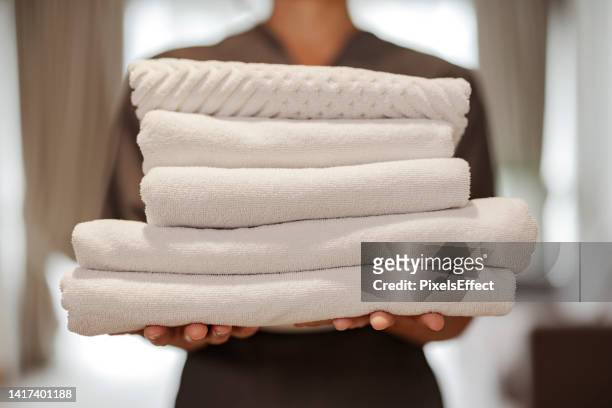 maid working at a hotel - towel imagens e fotografias de stock