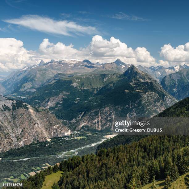 beautiful peaks of the oisans massif mountain range in the french alps in summer - alpe dhuez stockfoto's en -beelden