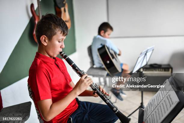 cours de musique de chambre par un étudiant en clarinette et guitare - bagage band photos et images de collection
