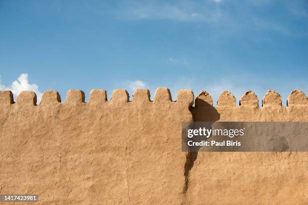 fortification walls of the ancient city of khiva in uzbekistan - balustrad bildbanksfoton och bilder