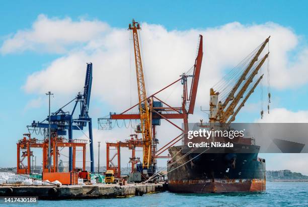 industrial ship in the bosphorus, istanbul, turkey - bosporus shipping trade stockfoto's en -beelden