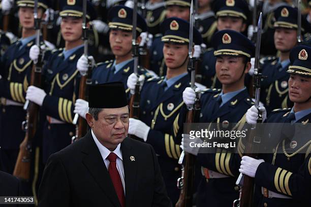 Chinese President Hu Jintao accompanies Indonesia's President Susilo Bambang Yudhoyono to view a guard of honour during a welcoming ceremony inside...