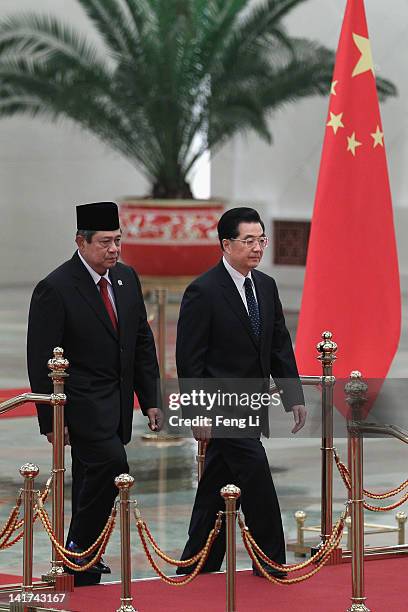 Chinese President Hu Jintao invites Indonesia's President Susilo Bambang Yudhoyono to view a guard of honour during a welcoming ceremony inside the...