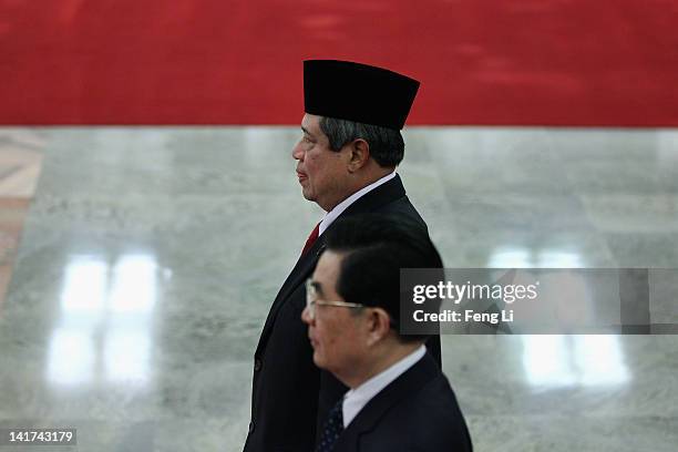 Chinese President Hu Jintao accompanies Indonesia's President Susilo Bambang Yudhoyono to view a guard of honour during a welcoming ceremony inside...