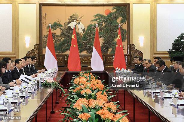 Chinese President Hu Jintao meets Indonesia's President Susilo Bambang Yudhoyono after a welcoming ceremony at the Great Hall of the People on March...